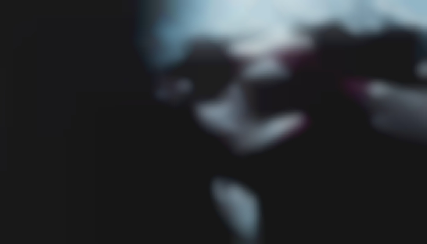 Comment les mères célibataires utilisent leur charme en conversation intime ?